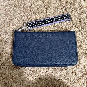 🏷️ 3 for $10 - NWOT - Navy Wallet Wristlet